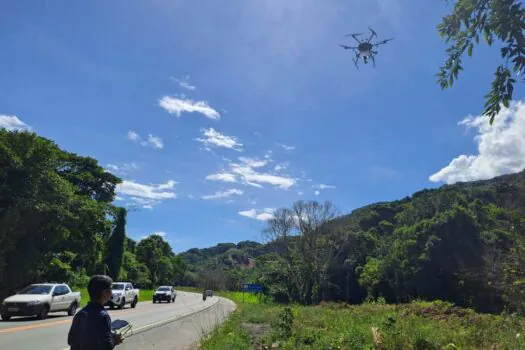 Projeto utiliza drones em processo de reflorestamento de áreas devastadas pelas chuvas em São Sebastião