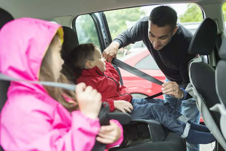 Father worried about her children’s safety in a car