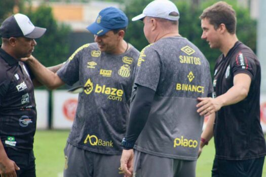 Equipe Sub-20 do EC São Bernardo enfrentou o time profissional do Santos FC em jogo treino