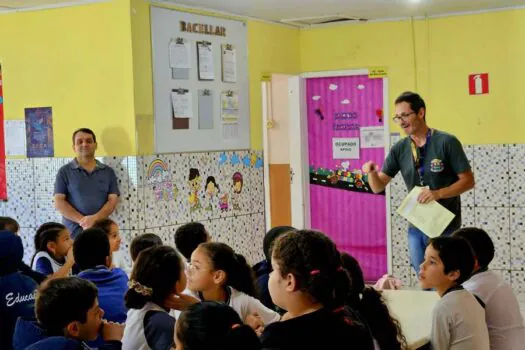 Equipe de Meio Ambiente realiza atividade educativa sobre reciclagem para alunos de Ribeirão Pires