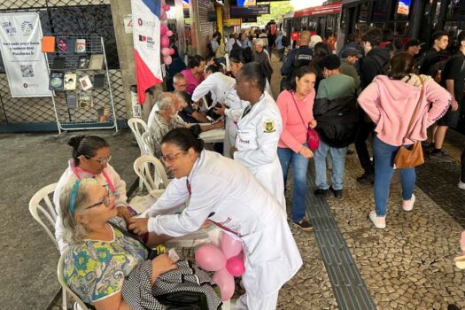 EMTU inicia série de ações em apoio ao Outubro Rosa nos terminais metropolitanos