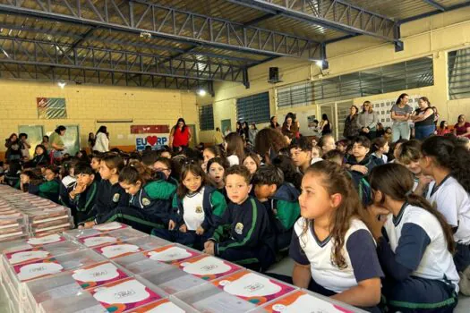 Ribeirão Pires entrega livros do Projeto Ler e Reler para 700 estudantes da rede municipal