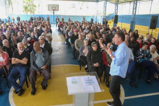 Prefeitura de São Bernardo entrega 262 escrituras a moradores do Jardim Detroit