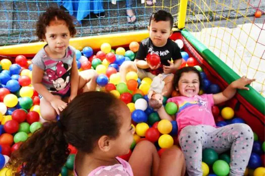 Semasa se une aos moradores do Conjunto Prestes Maia para levar alegria às crianças