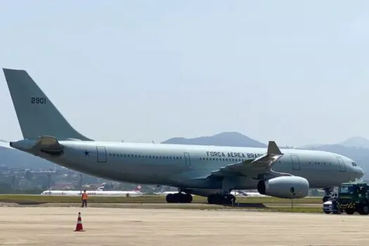 Avião com 221 brasileiros repatriados do Líbano chega em Guarulhos