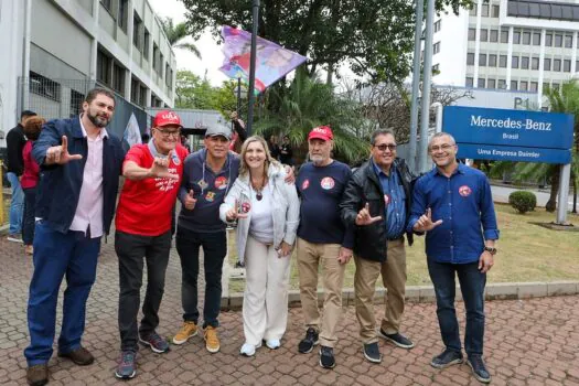 Filippi conversa com moradores de Diadema que trabalham na Mercedes-Benz