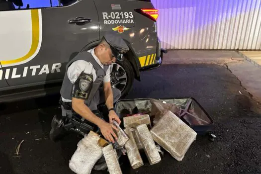 Fiscalização leva polícia a prender homem que escondeu drogas em bagageiro de ônibus