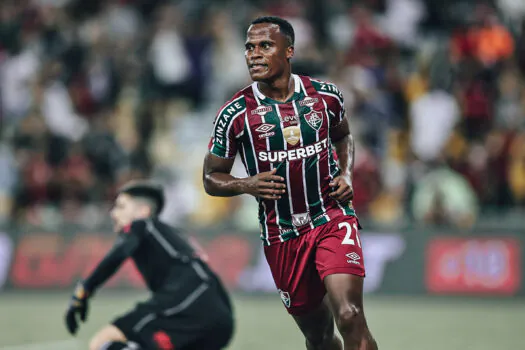 Fluminense perde pênalti, mas se recupera e vence o Flamengo no Brasileirão