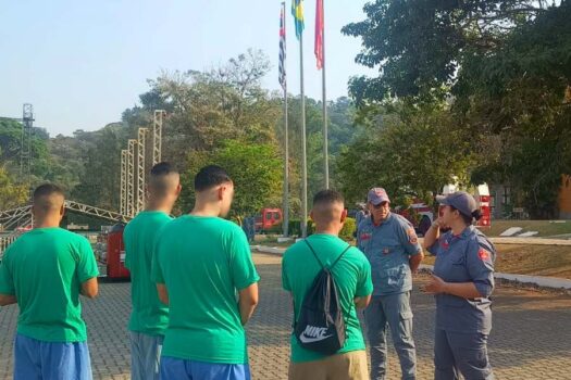 Jovens conhecem a rotina de heróis que salvam vidas em visita à Escola Superior de Bombeiros