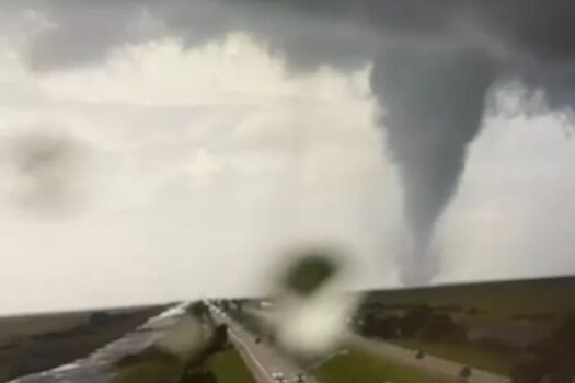 Furacão Milton causa tornados na Flórida, e 12 milhões estão sob alerta