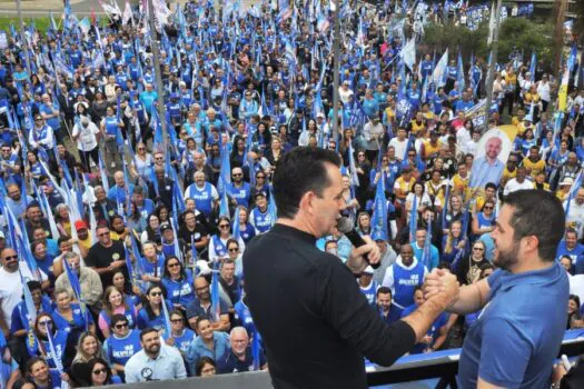 Com milhares de pessoas, Gilvan encerra campanha com festa histórica no Paço