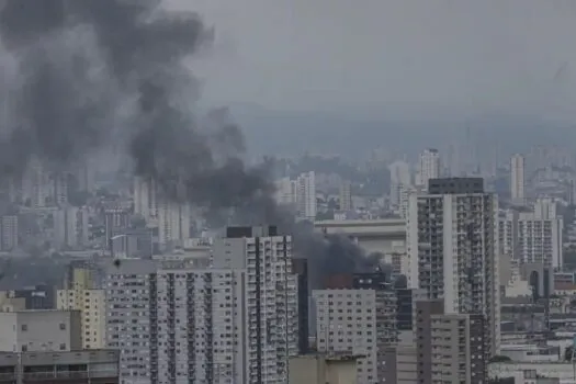 Prédio no Brás em São Paulo pega fogo e corre risco de desabar