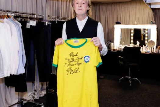 Paul McCartney recebe camisa assinada por Pelé