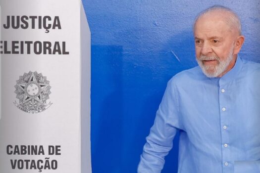 Lula faz gestos a não petistas após revés do partido no 1º turno das eleições