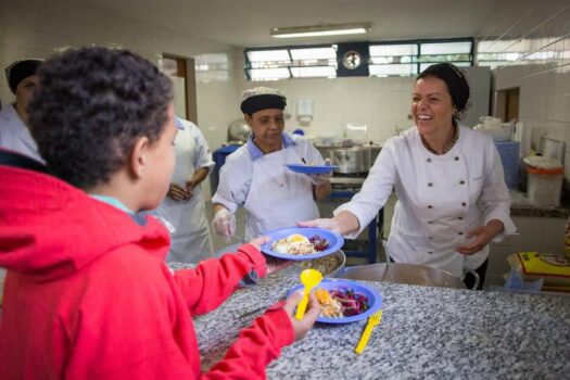 Governo de SP investe em alimentos sazonais e apresenta novos sabores aos alunos