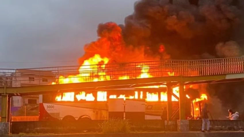 onibus-mancha-azul-incendiado-em-emboscada