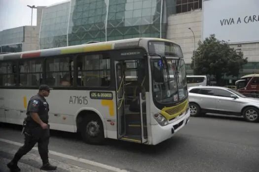 Criminosos sequestram 7 ônibus para fazer barricada no Rio de Janeiro