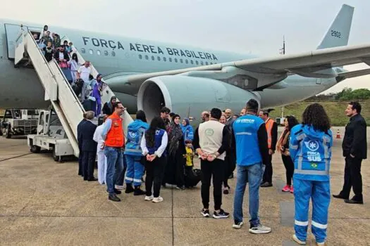 Novo voo da Operação Raízes do Cedro pousa em Guarulhos com 221 passageiros a bordo