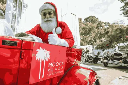 Papai Noel passeia pelas ruas do Bairro da Mooca em carro aberto antes de chegar ao Mooca Plaza