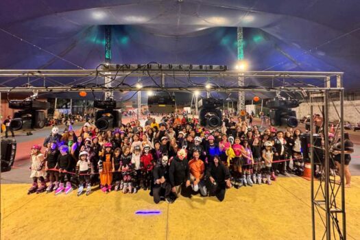 Halloween no “Patins na Tenda” de Ribeirão Pires reuniu famílias com fantasias criativas