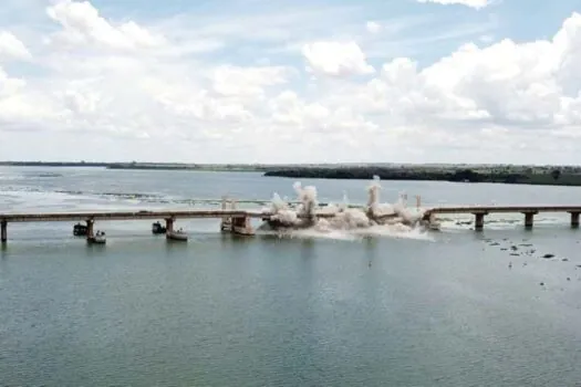 Governo de SP realiza a implosão parcial de ponte que cruza o Rio Tietê para ampliar hidrovia