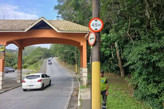 Ribeirão Pires instala placas para indicação de altura em vias