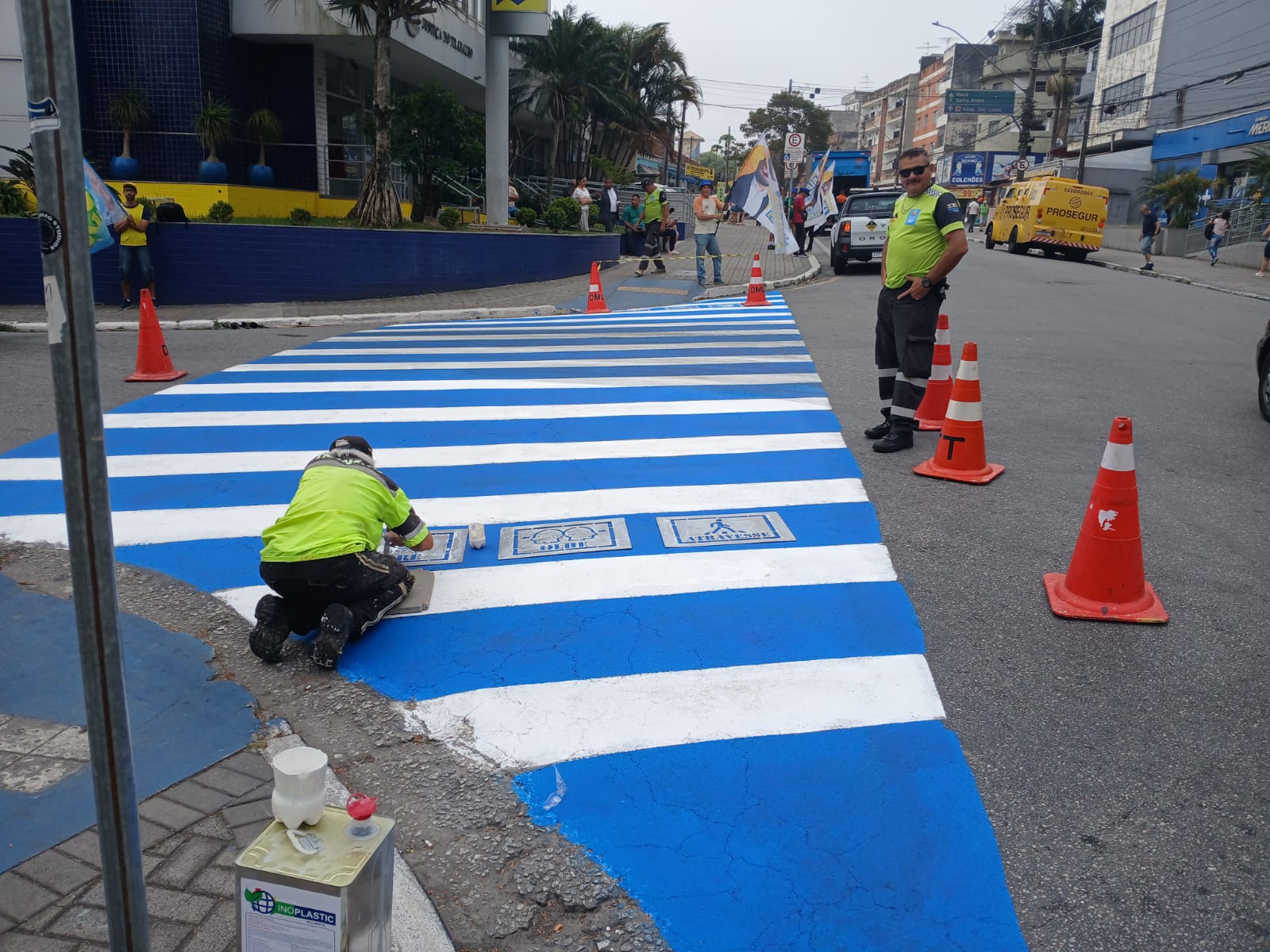 prefeitura reforrça sinalização viária