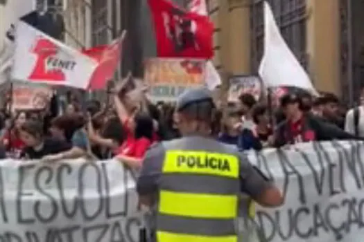 Manifestantes protestam contra leilão da PPP das escolas em São Paulo