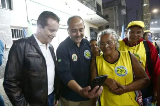 Guto Volpi e Celso Russomanno realizam caminhada na região central de Ribeirão Pires