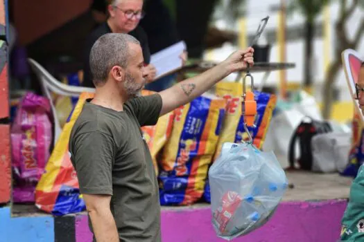 Programa “Tigela Cheia” troca mais de 300 kg de garrafas pet por ração em Ribeirão Pires