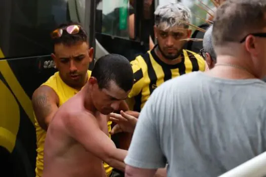 Donos de veículos destruídos por torcedores do Peñarol seguem desamparados