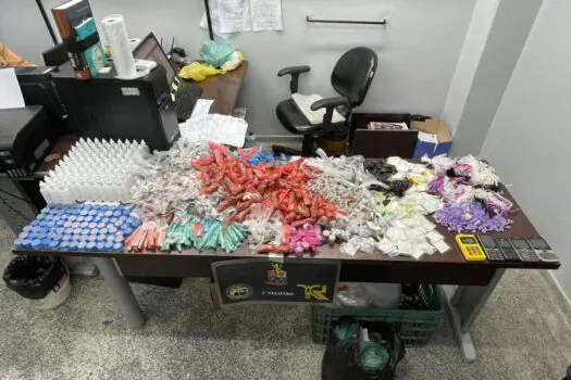 PM prende suspeito e descobre depósito de drogas com fundo falso em Diadema