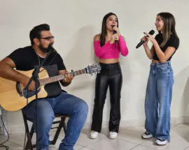 Título do post: Melissa e Milena fazem apresentao surpresa no aniversrio da me