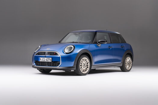 Novo MINI Cooper S 5 portas chega ao Brasil em duas versões e completamente renovado