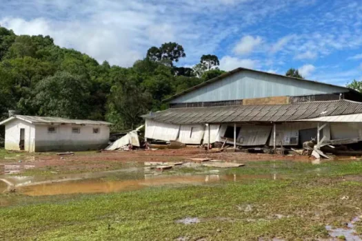 Criança é levada por enxurrada após fortes chuvas no Paraná