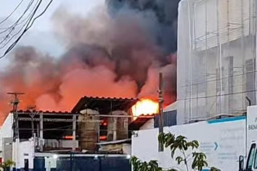 Incêndio atinge fábrica de colchões em Olinda