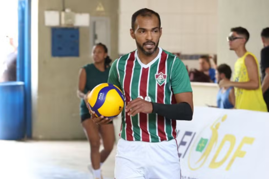 Ex-jogador da Seleção Brasileira troca campos pelo vôlei e surpreende em estreia