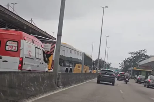 Acidente no BRT na Barra da Tijuca provoca caos no trânsito e paralisação de estação