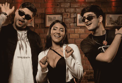 DJ Lelis grava clipe de “Surfando na Onda (Tropa do Lelis)”, com Kadu Martins e Mc Thaizinha