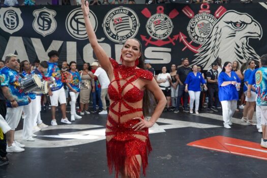 Carla Prata, Rainha de Bateria da Acadêmicos do Tucuruvi, brilha em evento na quadra de coirmã