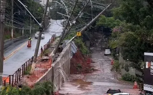 Chuva intensa causa transtornos e queda de postes em São Paulo