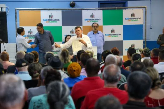 Prefeito Orlando Morando entrega escrituras do loteamento Jardim Uiriçaba