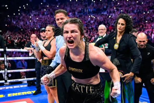 Katie Taylor triunfa em revanche épica contra Amanda Serrano