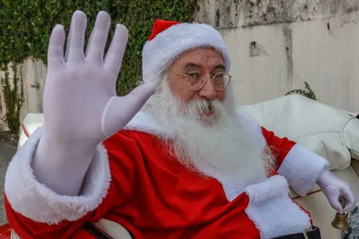 Papai Noel desembarca de helicóptero no Raposo Shopping