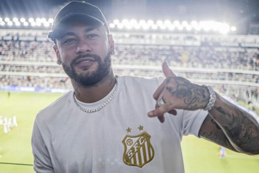 Neymar autografa camisa do Santos em evento de poker: “Maior time do mundo”