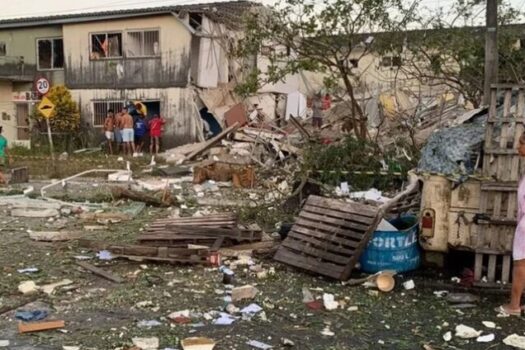 Explosão em apartamento deixa 3 mortos e derruba prédio em Maceió