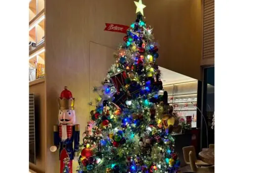 Árvore de Natal luxuosa de Sabrina Sato encanta com 3 metros e decoração de R$ 18 mil