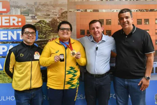 Prefeito Orlando Morando faz homenagem a paratleta de São Bernardo, ouro em Paris