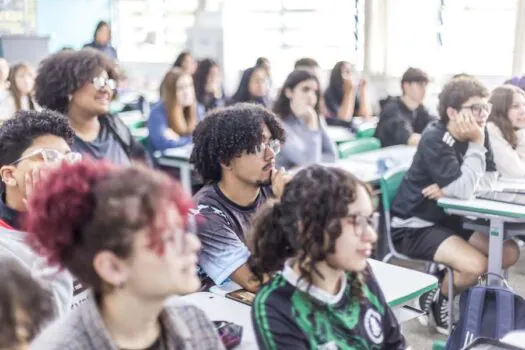 Seduc-SP aumenta tempo de aula e inclui mais português e matemática na grade