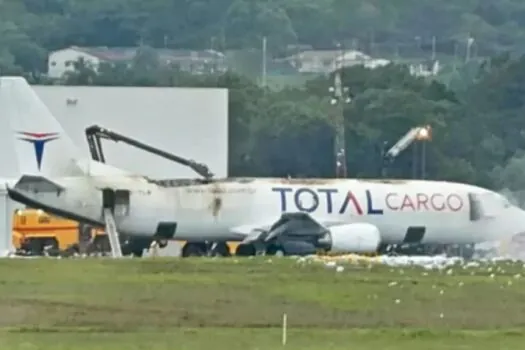 Avião de carga pega fogo no ar e faz pouso de emergência em Guarulhos